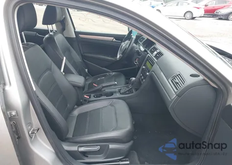 2014 Volkswagen Passat 2.5L Wolfsburg Edition z USA, uszkodzony, nr VIN 1VWAP7A38EC019075